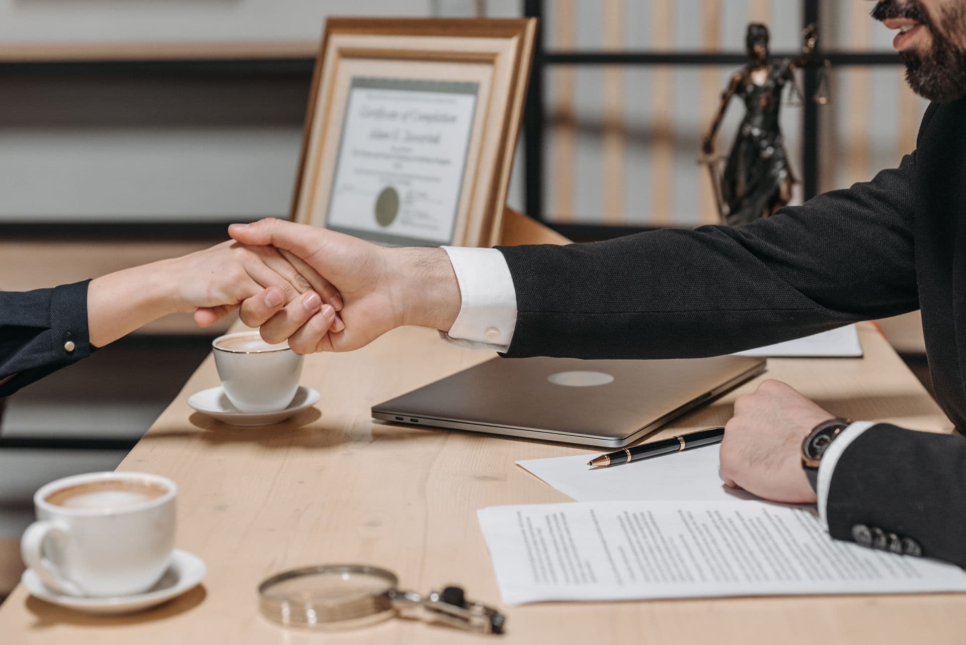 Poignée de main entre un client et avenix tech